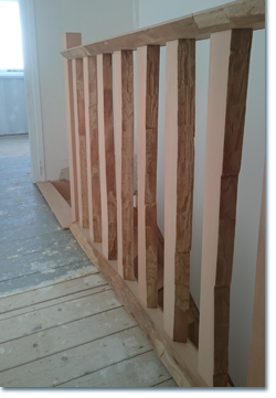 Trap uitgevoerd als boomstam - Traphek overloop